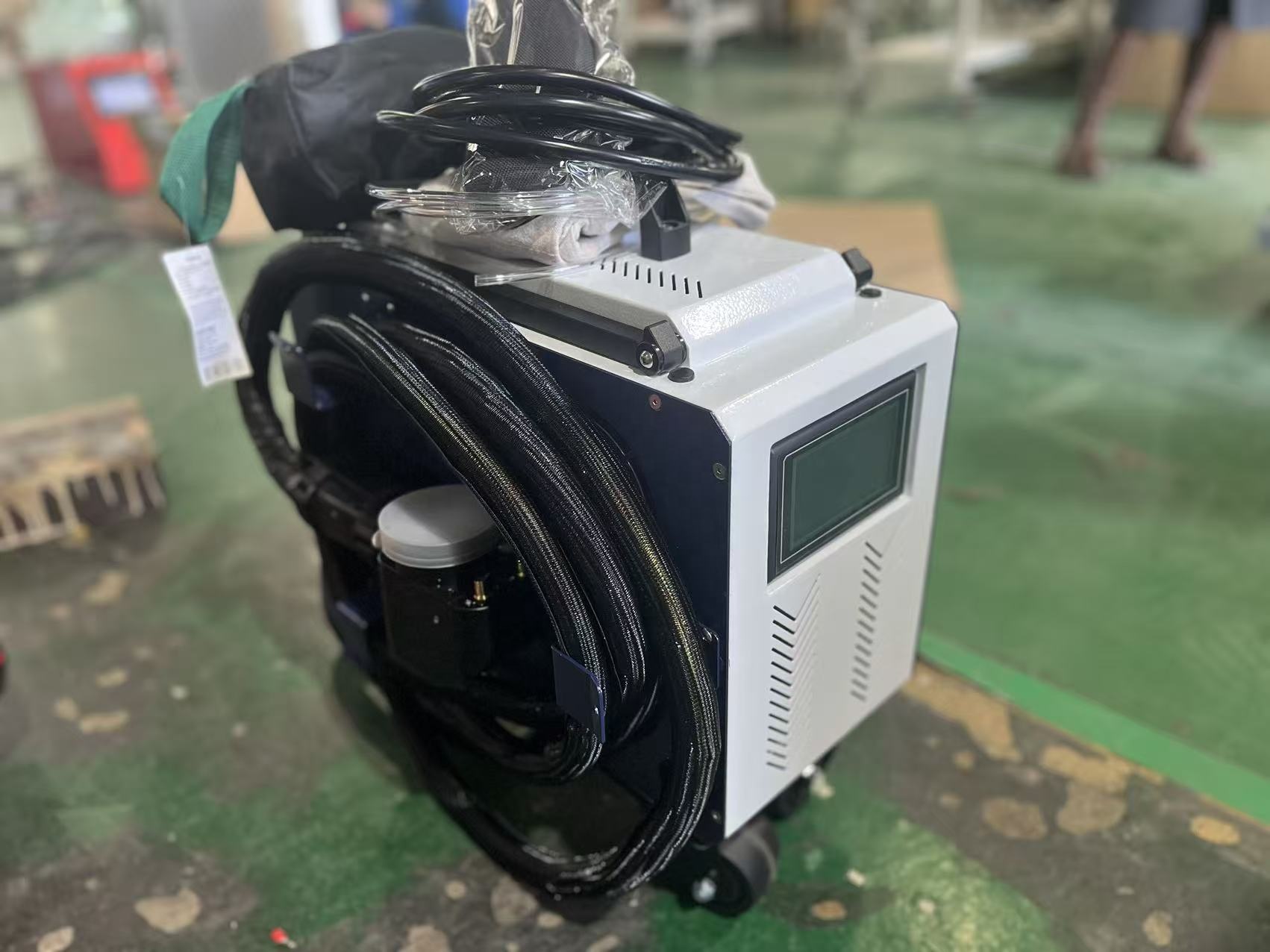 آلة تنظيف بالليزر النبضي المحم - مراجعة Portable Laser Rust Removal وسعره